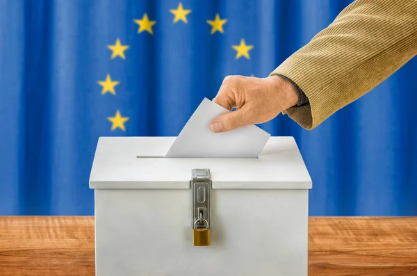 Hombre poniendo una boleta electoral en una urna - Unión Europea —  Fotos de Stock
