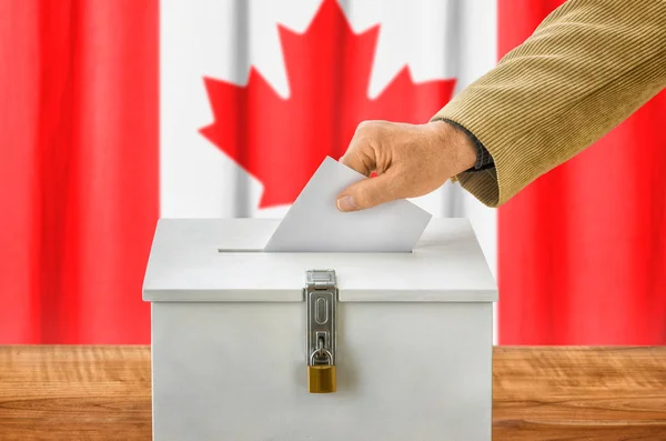 Мужчина кладет бюллетень в урну для голосования - Канада — стоковое фото