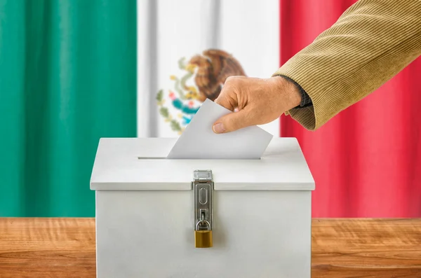 Un hombre poniendo una papeleta en una urna - México —  Fotos de Stock