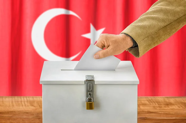 Άνθρωπος που βάζει μια ψηφοφορία σε ένα ψηφοφορίας πλαίσιο - Τουρκία — Φωτογραφία Αρχείου