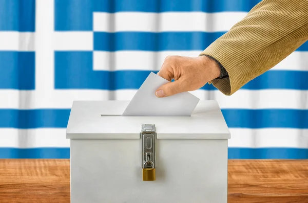 Mann wirft Wahlurne - Griechenland Stimmzettel — Stok fotoğraf