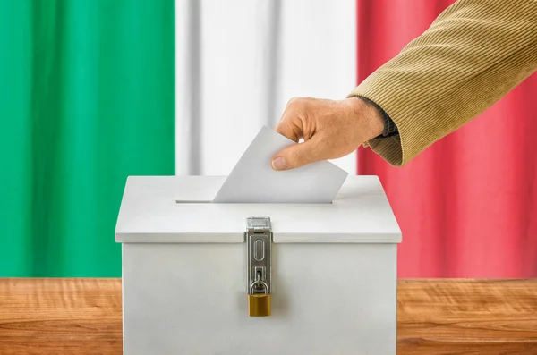 Homem colocando uma cédula em uma caixa de votação - Itália — Fotografia de Stock