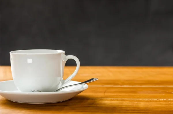 Eine Kaffeetasse auf dunklem Hintergrund — Stockfoto