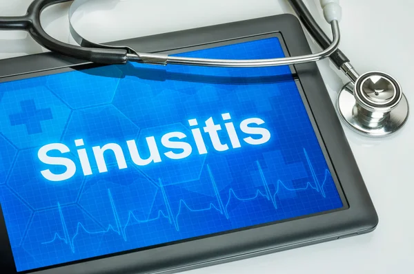 Comprimido con el diagnóstico Sinusitis en la pantalla —  Fotos de Stock