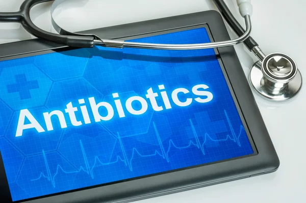Tableta con el texto Antibióticos en la pantalla — Foto de Stock