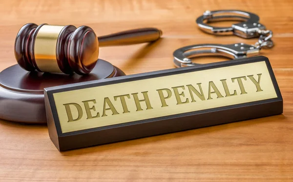 Einen Hammer und ein Namensschild mit der eingravierten Todesstrafe — Stockfoto