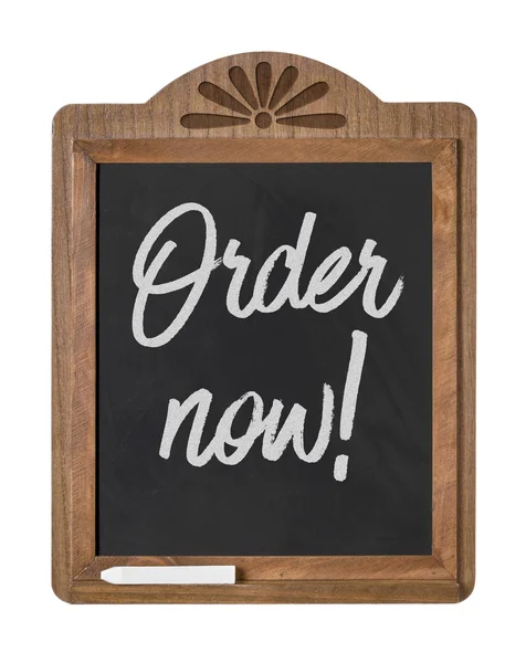 Bir kara tahta işaret üstünde beyaz bir arka plan - şimdi sipariş — Stok fotoğraf