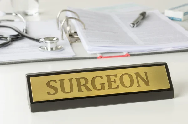 Name plate on a desk with the engraving Surgeon — Stock Photo, Image