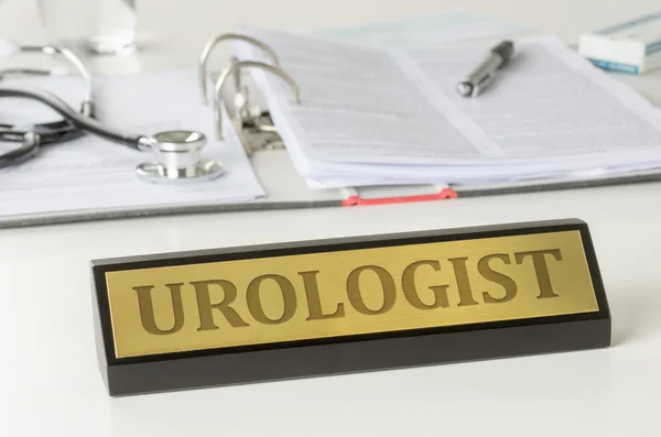 Jmenovka na stole s gravírovacím urologem — Stock fotografie