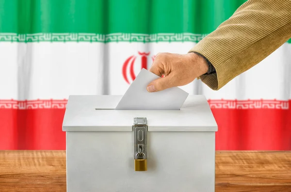 Az ember egy szavazás üzembe a szavazó box - Irán — Stock Fotó