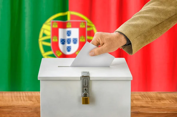 Man een stemming ingebruikneming een stemming box - Portugal — Stockfoto