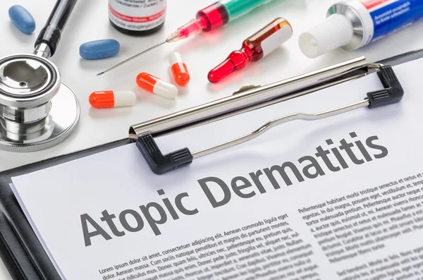 Le diagnostic Dermatite atopique écrit sur un presse-papiers — Photo