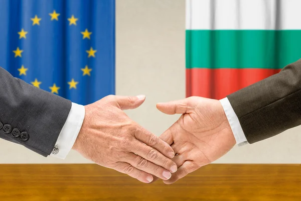 Rappresentanti dell'UE e della Bulgaria si stringono la mano — Foto Stock