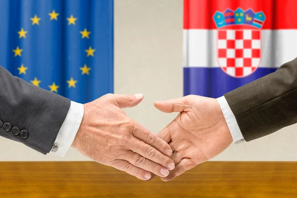 Företrädare för Eu och Kroatien skaka hand — Stockfoto