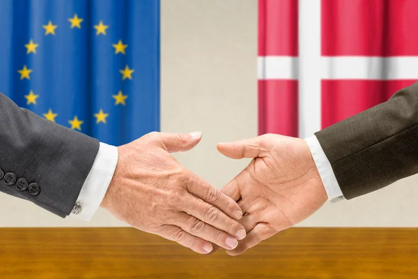 Представники ЄС та Данії потиснути один одному руки — стокове фото