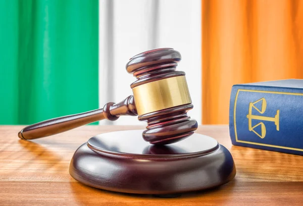 Un mazo y un libro de leyes - Irlanda —  Fotos de Stock