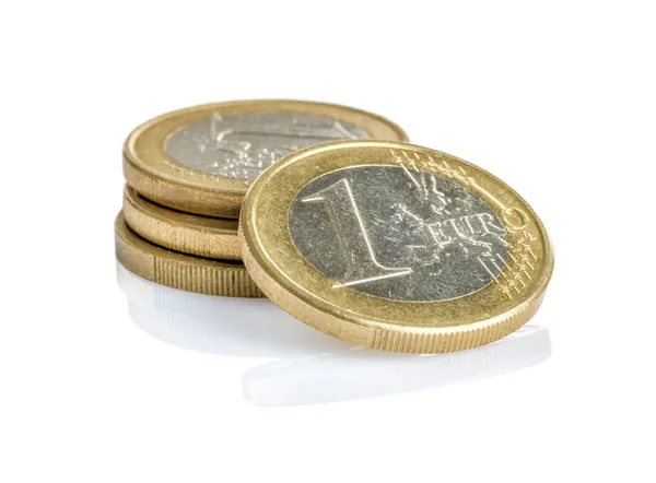 Moedas de euro sobre fundo branco — Fotografia de Stock