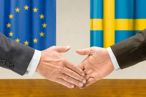 Representatives of the EU and Sweden shake hands — Stock Photo, Image