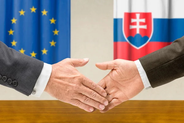 Företrädare för Eu och Slovakien skaka hand — Stockfoto
