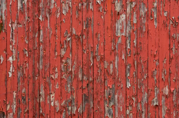Tavole di legno intemperie con peeling vernice rossa — Foto Stock