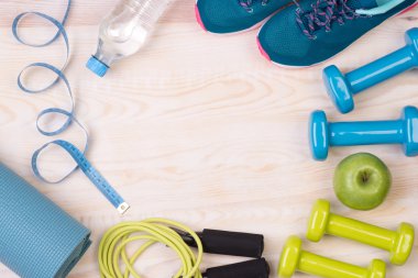 Kopya alanı ile ahşap arka plan üzerinde fitness ekipmanları