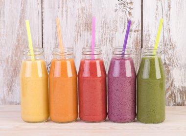 Meyve smoothies çeşitli gökkuşağı renkleri