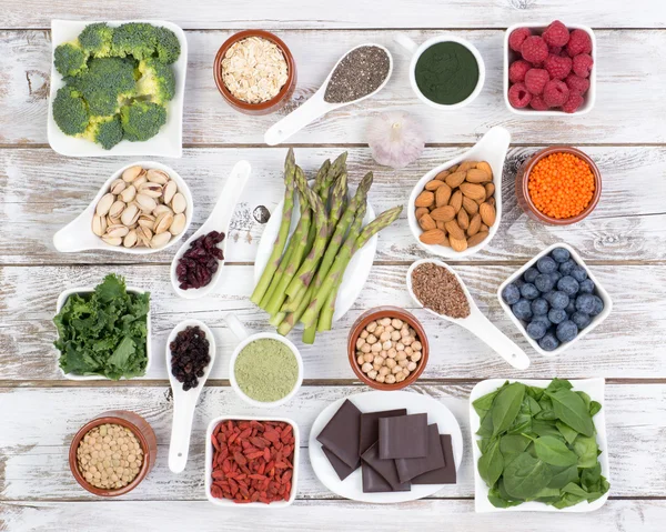 Comida saludable llamada súper alimentos en blanco, fondo de madera, vista superior — Foto de Stock