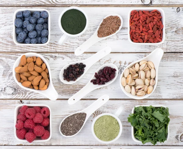 Zdravé jídlo zvané super potravin na pozadí bílé, dřevěné, pohled shora — Stock fotografie