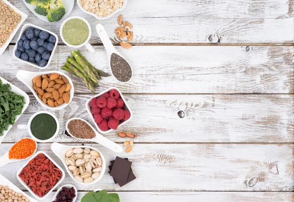 Здоровое питание называется супер продукты на белом, деревянный фон с копировальным пространством, вид сверху — стоковое фото