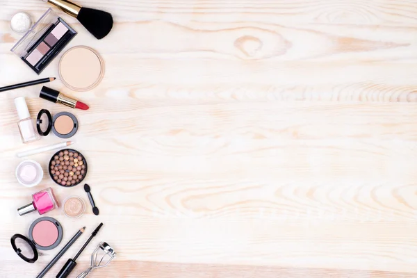 Maquillaje cosméticos en blanco, fondo de madera con espacio para copiar, vista superior — Foto de Stock