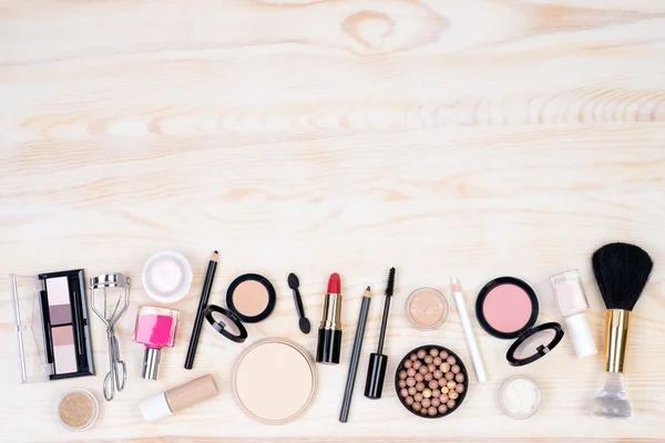 Make-up cosmetica op wit, houten achtergrond met kopie ruimte, bovenaanzicht — Stockfoto