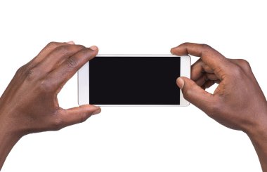 Adam akıllı bir telefon kullanarak fotoğraf çekimi. Beyaz izole
