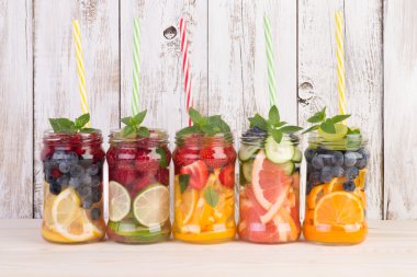 Serinletici su yaz içecekler meyve ve nane ile infüzyon