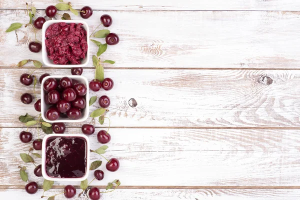 Cherry jam with fresh cherries on a wooden background — Stock Photo, Image