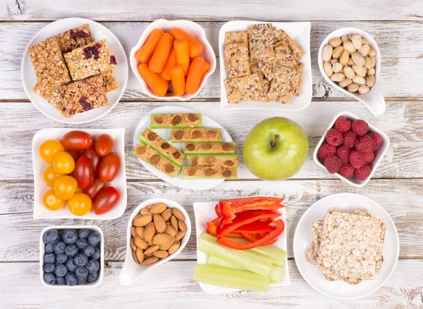 Snack salutari su tavolo di legno, vista dall'alto — Foto Stock