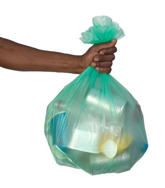 Мужчина держит пластиковый пакет, полный мусора, изолированный на белом фоне — стоковое фото