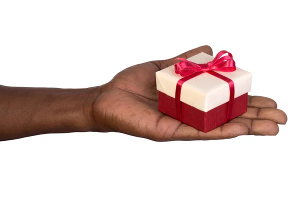 Hombre sosteniendo una caja de regalo en mano aislado sobre fondo blanco — Foto de Stock