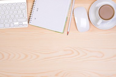 Not Defteri, klavye, fare, kalem ve bir fincan kahve Resepsiyon