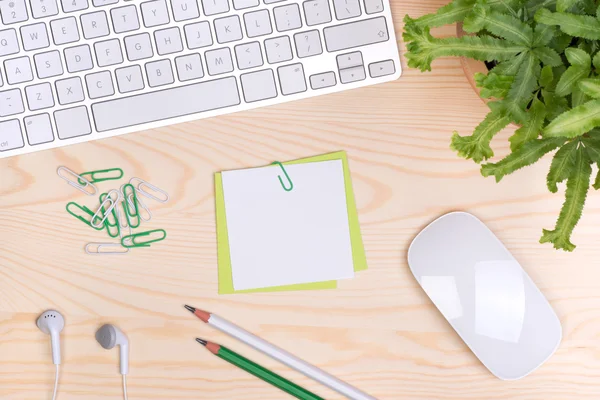 Escritorio con teclado, bloc de notas y una taza de café, vista superior — Foto de Stock