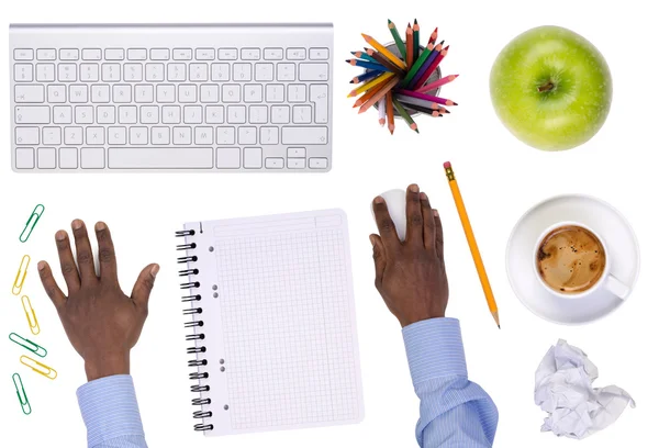 Büro-Desktop mit verschiedenen Objekten und einem Geschäftsmann, der isoliert auf Weiß arbeitet — Stockfoto