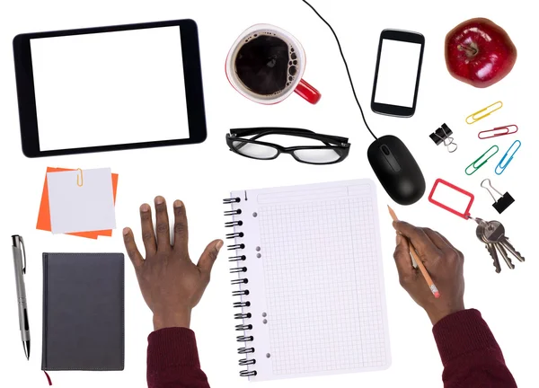 Büro-Desktop mit verschiedenen Objekten und einem Geschäftsmann, der isoliert auf Weiß arbeitet — Stockfoto