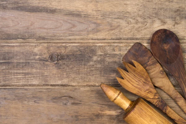 Dřevěné kuchyňské náčiní na dřevěné pozadí s kopií prostor — Stock fotografie