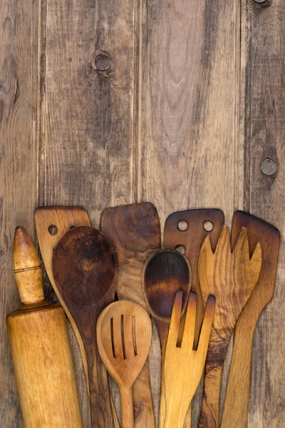 Dřevěné kuchyňské náčiní na dřevěné pozadí s kopií prostor — Stock fotografie