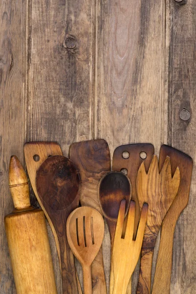 Utensilios de cocina de madera sobre fondo de madera con espacio para copiar —  Fotos de Stock