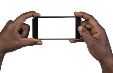 Adam akıllı bir telefon kullanarak fotoğraf çekimi. Beyaz izole
