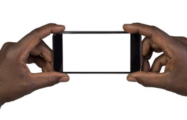 Adam akıllı bir telefon kullanarak fotoğraf çekimi. Beyaz izole
