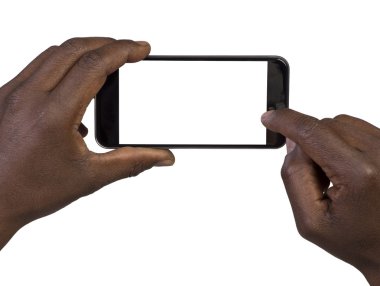 Adam akıllı bir telefon kullanarak fotoğraf çekimi. Beyaz izole