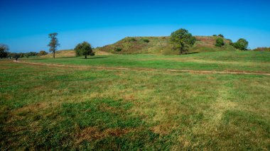 Keşiş 'in Cahokia' daki tepeciğine giden yol, Meksika 'nın kuzeyinde, güney Illinois' de Saint Louis yakınlarında yer alan en büyük ön-Kolombiya şehri.