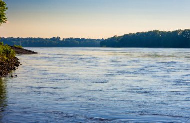 Mississippi 'nin sularının manzarası bir Missouri nehri birleşiyor ve güneyde ağaç hatları birleşiyor.