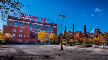 Saint Louis, MO- 7 Kasım 2020; Budweiser birasının üretilip şişelendiği tarihi tuğla fabrikası ile Anhueser Busch bira fabrikası manzarası
